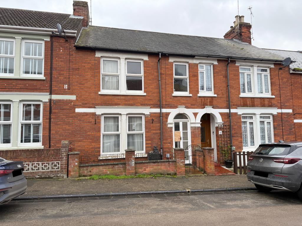 Lot: 111 - ESTABLISHED FOUR-BEDROOM TERRACE HOUSE FOR IMPROVEMENT - Front of the established mid-terrace house for improvement